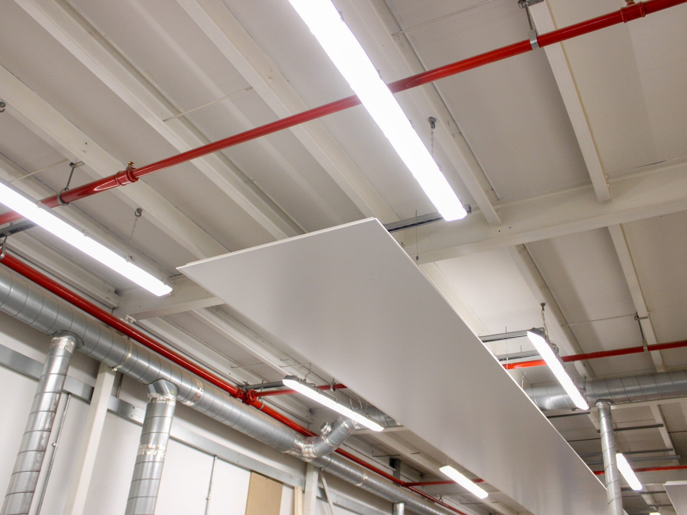 Free-hanging radiant panels at a factory workshop and joinery shop in the Midlands